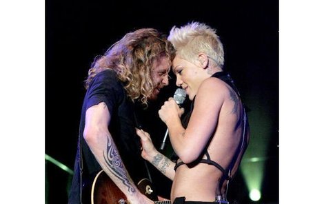 Pink svému kytaristovi dokazovala, jak moc si ho váží.