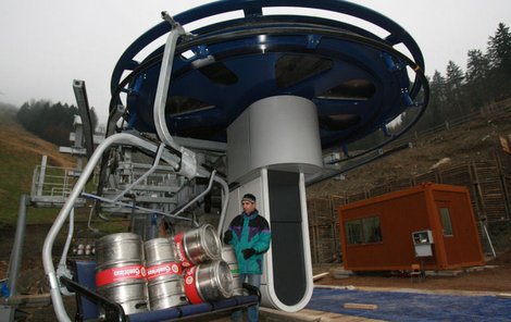 Pivo včera zatížilo novou čtyřsedačkovou lanovku na Černý vrch. 