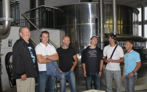Pivovarnický degustátor (vlevo) společně s Kubinou, Vůjtkem, Oleszem, Srníčkem a kondičním trenérem Horylem.