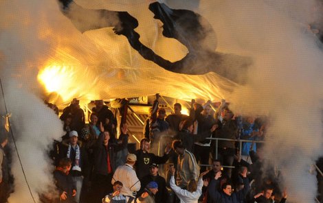 Plameny na Andrově stadionu. Ohnivý přízrak visí nad hlavami fanoušků.