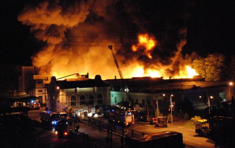Plameny šlehaly až šedesát metrů vysoko a plápolající oheň se podařilo hasičům dostat pod kontrolu až po pěti hodinách boje.