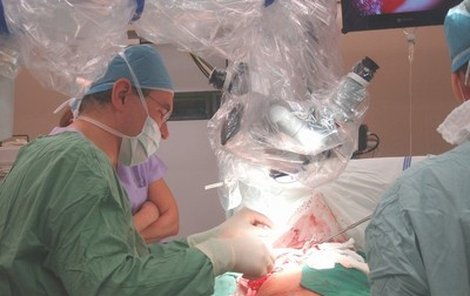 Plastičtí chirurgové Tomáš Kempný a Thomas Schoeller (vlevo)z rakouského Innsbrucku při náročném operačním zákroku. Při něm vytvořili ženě nový prs z tkáně jejího podbřišku.
