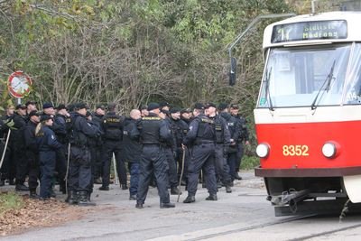 Po Aničce pátraly také včera desítky policistů.