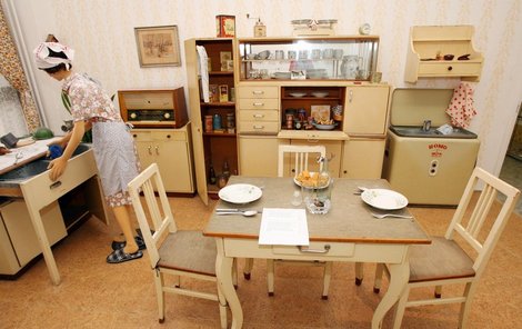 Po druhé světové válce vznikaly kuchyňské sestavy, které většinou stály v samostatných místnostech. Součástí bytu byla lednice i jednoduchá pračka Romo. V kuchyni se nejen vařilo a jedlo, ale také pralo, žehlilo, a hlídaly se děti.