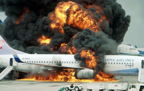 Po explozi motoru letadlo začalo hořet...