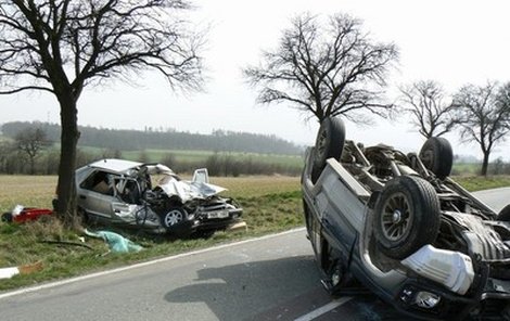 Po střetu na Rychnovsku se »teréňák« převrátil na střechu. Náraz felicii odhodil mimo vozovku.