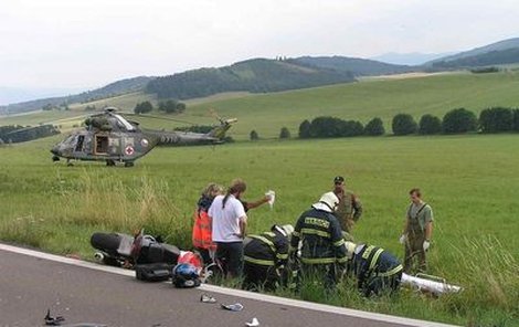 Po základním ošetření byl motorkář přepraven vrtulníkem do nemocnice.