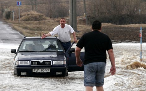 Poblíž Dvakačovic na Chrudimsku uvízla posádka automobilu v rozvodněné říčce Novohradce