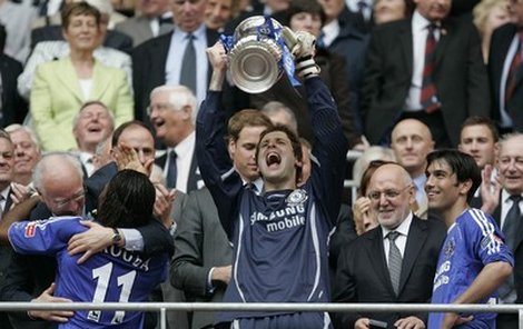 Podívejte se, co mám! Petr Čech zvedá triumfálně nad hlavu jednu z nejslavnějších trofejí fotbalové planety, Anglický pohár!