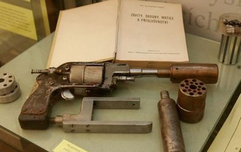 Podomácku vyrobený revolver s tlumičem