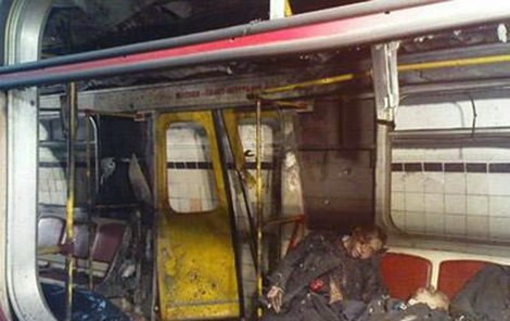 Pohled do jednoho z vozů metra je děsivý. Z některých obětí zbyla jen ohořelá torza.