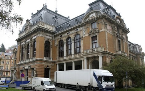 Pohled na budovu Lázní I. v Karlových Varech, kde došlo k tragickému úmrtí zaměstnance likérky.