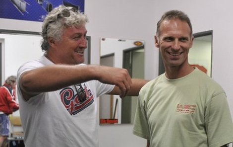 Pohoda na letním kempu v Česku je pryč, Miloš Říha (vlevo) a Dominik Hašek mají v Rusku obrovské starosti.