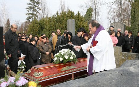 Pohřeb Jána Salaye byl hodně emotivní.