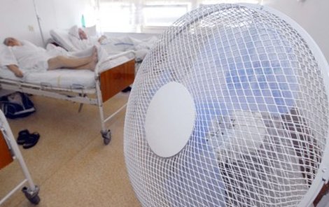 Pokoje v nemocnicích nejsou klimatizované, mnohde mají alespoň větráky.