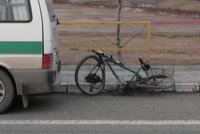 Cyklista zemřel po srážce s autem