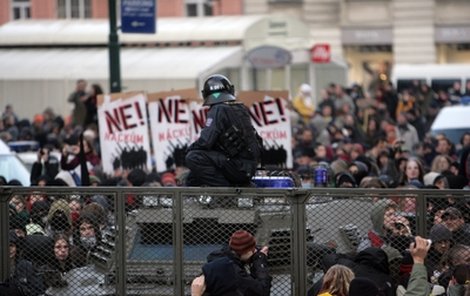 Policie nasadila i těžkou techniku.