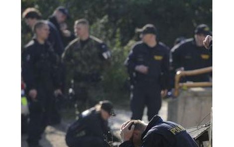 Policii teď zbyly jen oči pro pláč. Podezřelý, sotva ho propustili, zmizel neznámo kam. Ani se neobtěžoval si vyzvednout své věci.