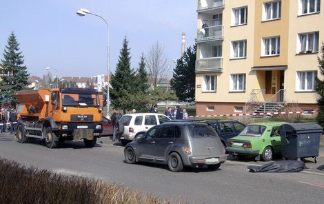 Policisté část ulice uzavřeli a případ šetří.