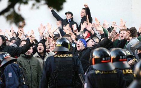 Policisté dav nejdivočejších Chorvatů obklíčili na Staroměstském náměstí a pak je postupně nacpali do antonů.  