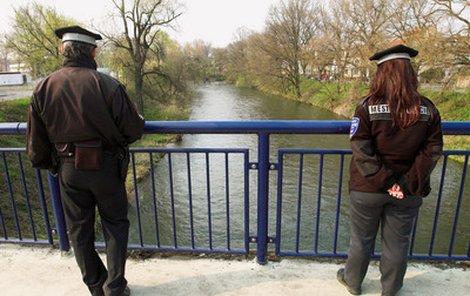 Policisté hlídkovali podél břehů Svratky, mrtvolu našli po třech dnech.