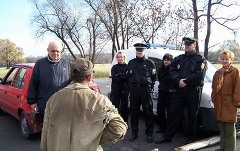 Policisté přijeli na pole za Polankou s veterinářem. Podle něj o týrání zvířat nejde.