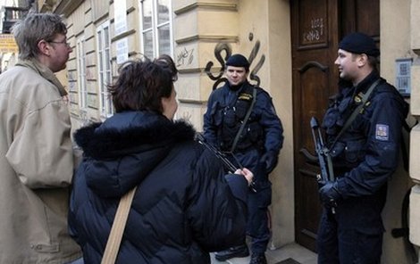 Policisté se samopaly hlídali i Základní školu svaté Voršily v Ostrovní ulici.