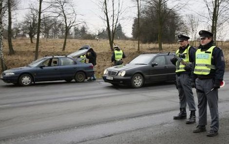 Policisté v obci Hory na Karlovarsku kontrolovali i zavazadlové prostory aut.