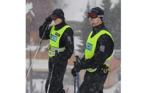 Policisté z Uherského Hradiště dohlížejí na lyžaře v areálu Stupava.