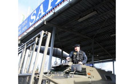 Policisté zabarikádovali vjezdy do tržnice obrněnými transportéry.