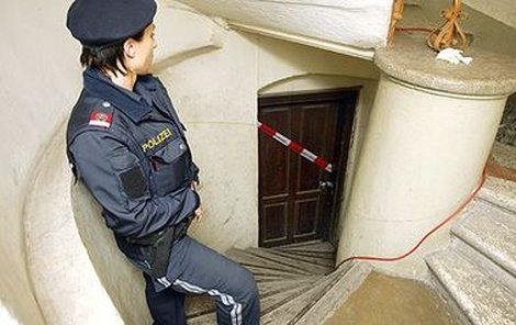 Policistka hlídá zapečetěný sklep.