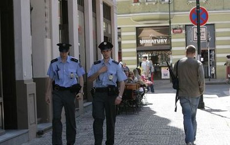 Policisty v pražských ulicích nic nepřekvapí. Dokonce ani člověk nesoucí útočnou pušku M-16 přes rameno.