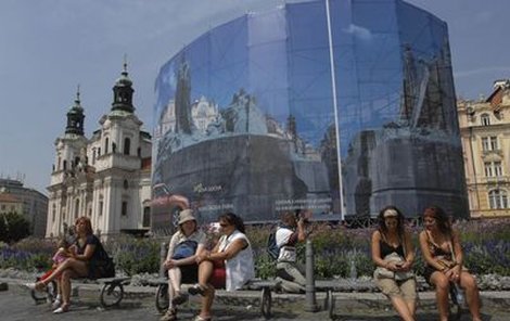Pomník Jana Husa na Staroměstském náměstí se kvůli zakrytí stal terčem kritiky.