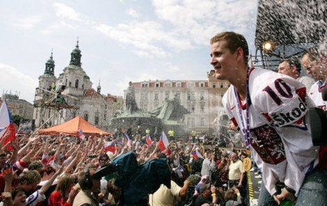 Pondělí 15:05: Sprška šampusu od Romana Červenky. Fanoušci šílí, mejdan dostává správné grády.