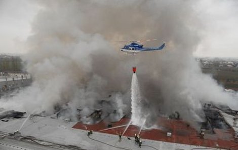 Poprvé v historii pomáhal hasit ohně ve městě vrtulník.