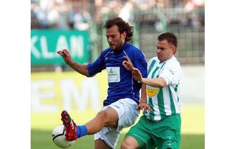 Pořád umí. Patrik Berger (vlevo) přechytračil v letní exhibici Jiřího Navrátila z Bohemians 1905.