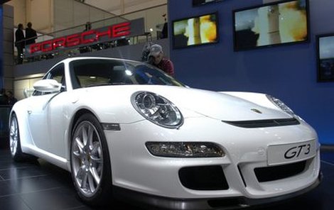 Porsche 911 si oblíbil i nejbohatší muž světa Bill Gates. Na nedávném autosalonu v Ženevě se představil nový model Porsche 911 GT3 a Gates si ho prý už objednal