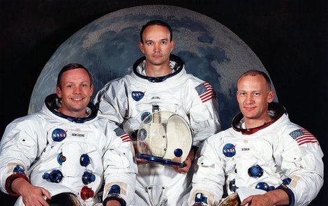 Posádka kosmické lodi Apollo 11 – zleva: Neil Armstrong, první člověk na Měsíci, Michael Collins, který řídil velitelskou loď, a Edwin Aldrin, který spolu s Armstrongem přistál s měsíčním modulem Eagle na Měsíci.