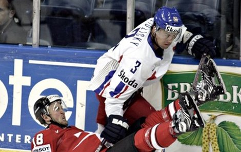Poslali bychom Švýcary ve čtvrtﬁ nále »k ledu« stejně jako Židlický Derunse v prvním vzájemném duelu? Čeští hokejisté věří, že ano.