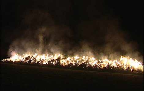 Poslední ze stohů, které mladý žhář zapálil – nedaleko něj byl chycen.