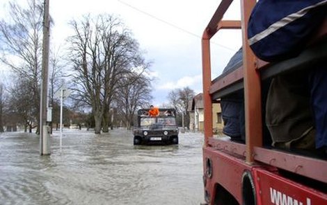 Povodně očima posádky amerického teréňáku
- Po pás ve vodě
- Tam, kam se nikdo nedostane
