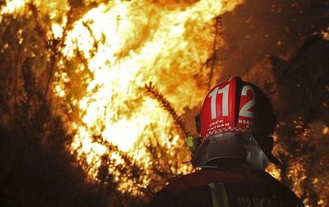 Požár na Ibize ohrožuje místní i turisty.