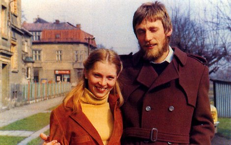 Poznáte je? Na snímku ze začátku osmdesátých let byl ještě Mirek Topolánek s manželkou Pavlou šťastný.