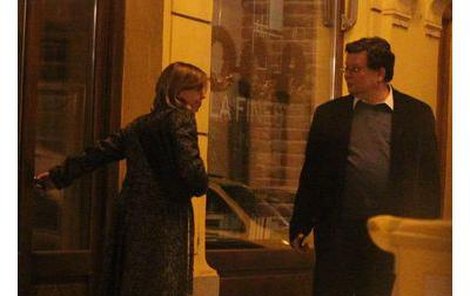PRAHA – CENTRUM, PONDĚLÍ 23.55 - Alexandr Vondra s Monikou Bažantovou vycházejí po společné večeři z restaurace.