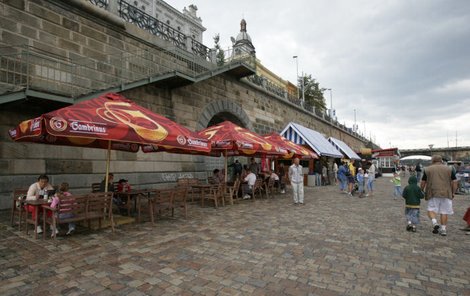 Praha - Dlážděný chodník, stánek s pivem za 27 Kč do kelímku. Žádná zeleň, žádné koupání.