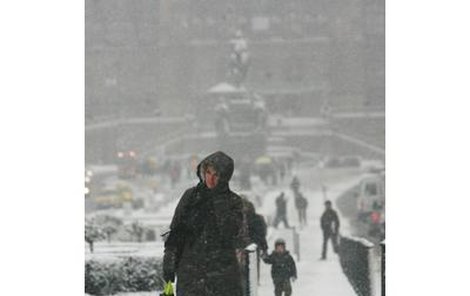 Praha - Na Václavském náměstí se chodci brodili sněhem.