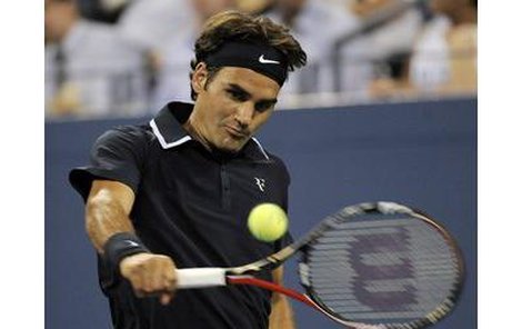 Právě švýcarský tenista Federer zavedl na US Open módu »černých večerních převleků«, kterou po něm teď všichni kopírují.