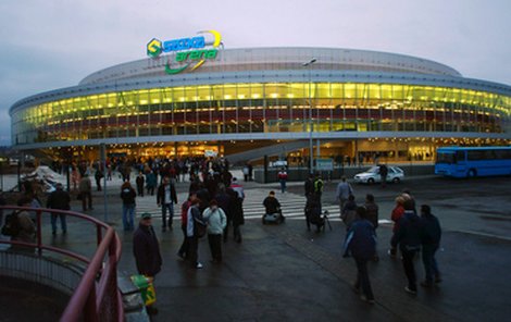 Pražská Sazka Arena už hostila nejlepší basketbalisty, rockové i popové hvězdy, motokrosaře, půlku fotbalové ligy, Jaromíra Jágra coby hvězdu nároďáku i kladenských hokejistů a teď přivítá slavné Rangers s českou kolonií.