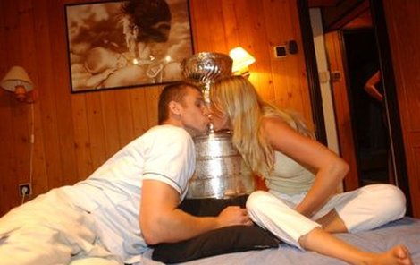 Před časem opečovával Pavel Kubina s přítelkyní Andreou Stanley Cup, teď věnují svou pozornost miminku.