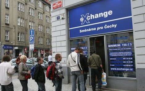 Před pražskými směnárnami se včera tvořily dlouhé fronty.